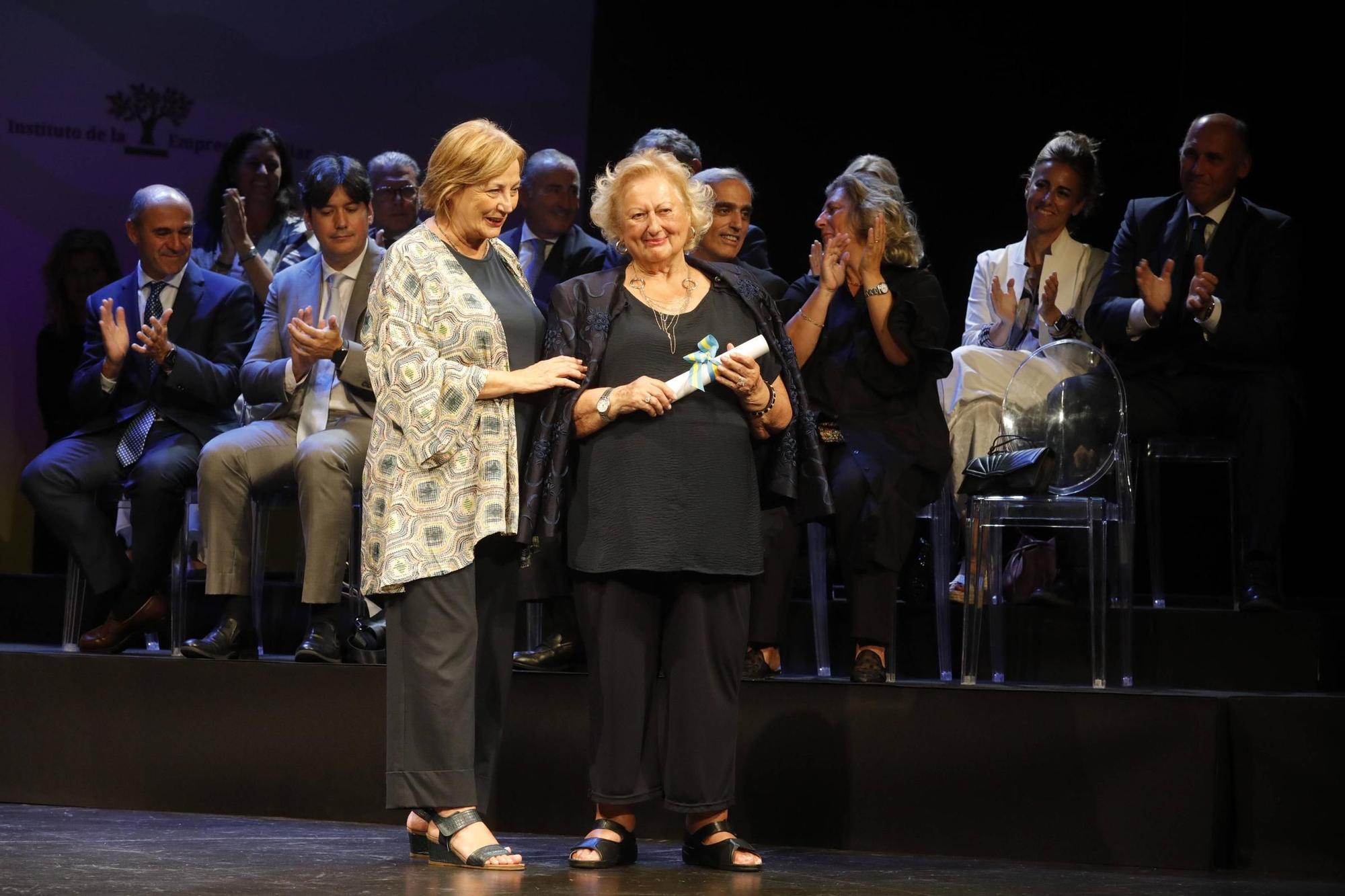 Entrega del premio "Familia Empresaria" a la familia Cosmen Menéndez-Castañedo