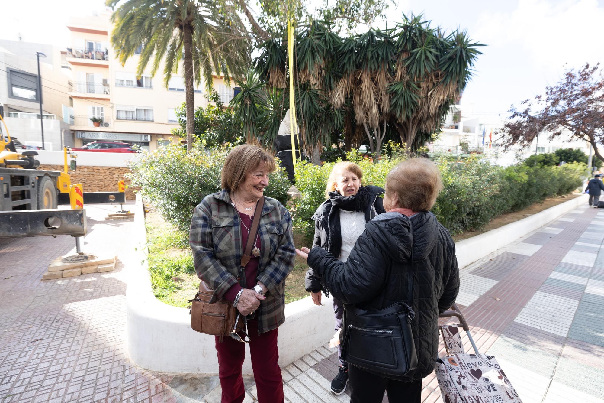 La popular estatua de la payesa de Ibiza se 'muda' a una nueva ubicación