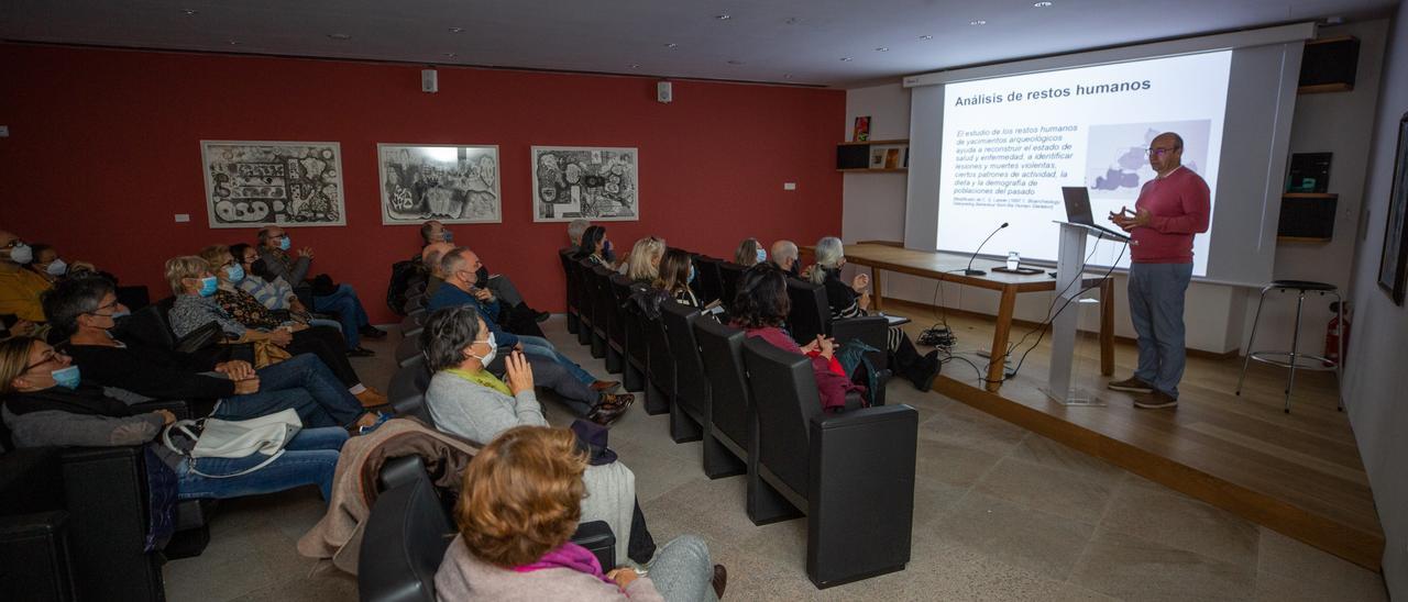 Márquez-Grant, durante su conferencia de ayer en el MACE.