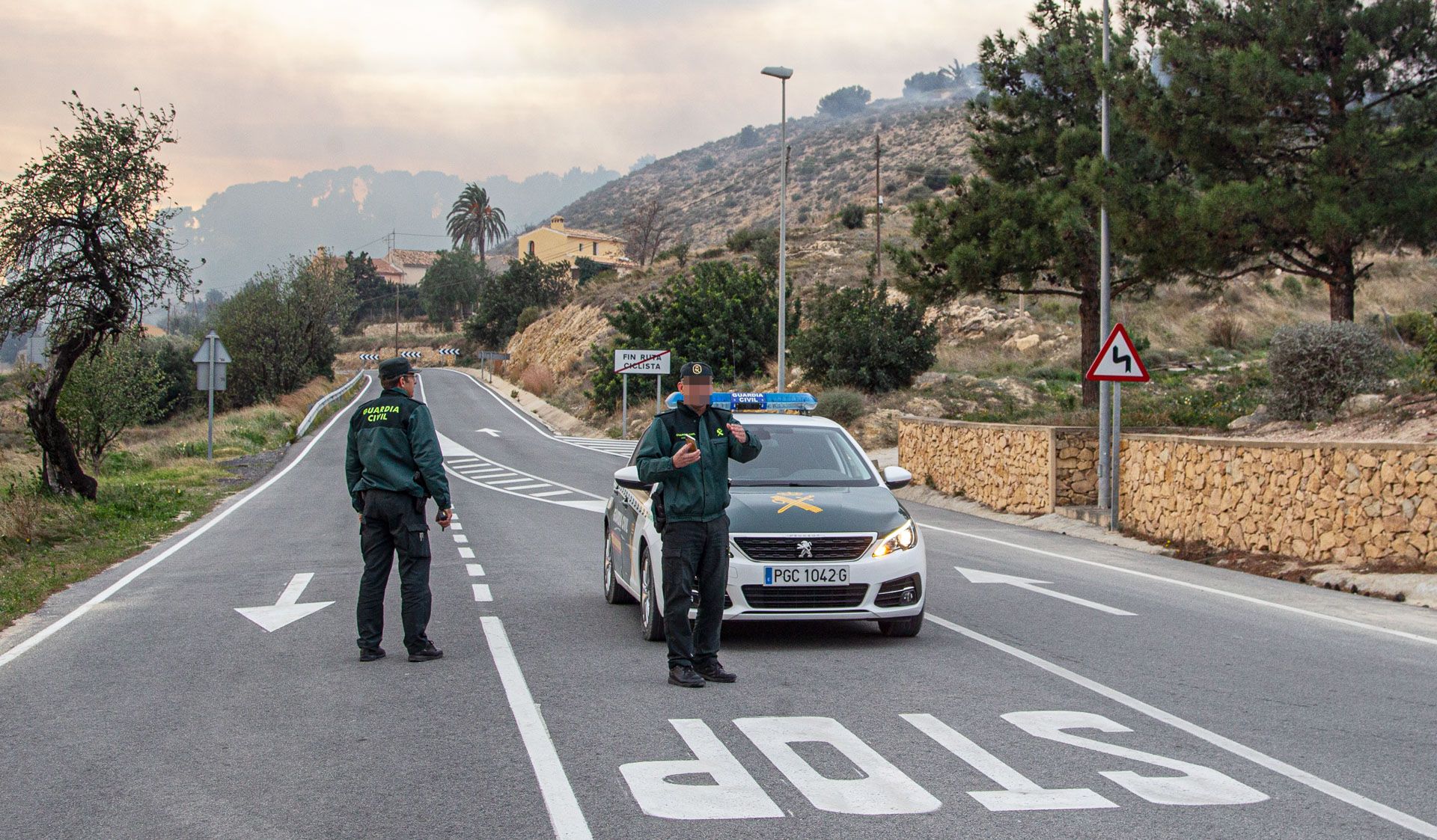 Decenas de vecinos desalojados por el incendio de Aigües