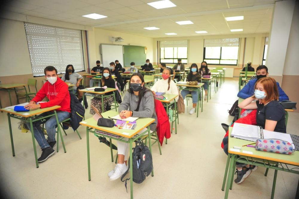 Los alumnos de 2º de Bachillerato del Castro Alobre estrenaron las clases presenciales en aulas más amplias en horario de tarde. // Iñaki Abella