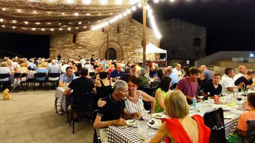 Dues-centes persones participen en el sopar de Festa Major de Castellnou | AJ. CASTELLNOU DE BAGES