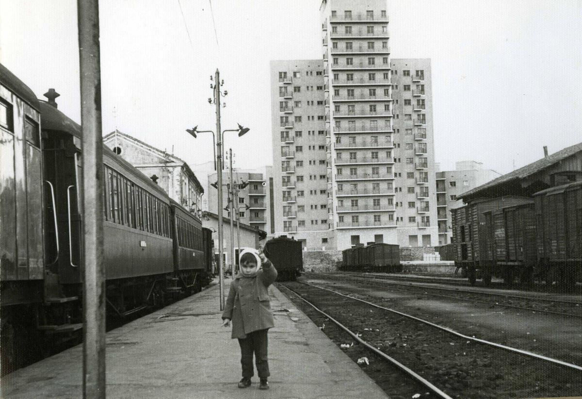 1960. Comienza el desarrollismo del franquismo. La antigua estación de tres de Cáceres se ubica en lo que actualmente es la avenida Isabel de Moctezuma.