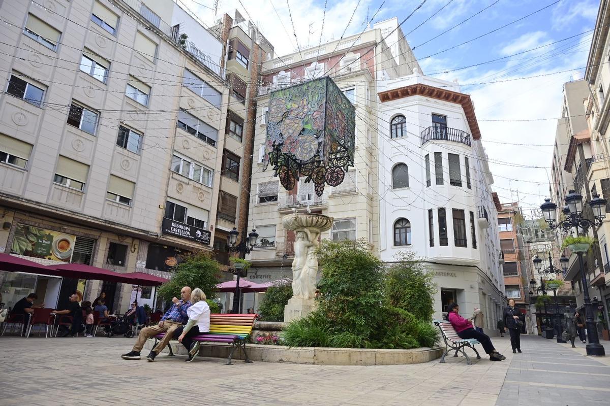 Cúpula de luces con un gran adorno en la plaza de la Pescadería.