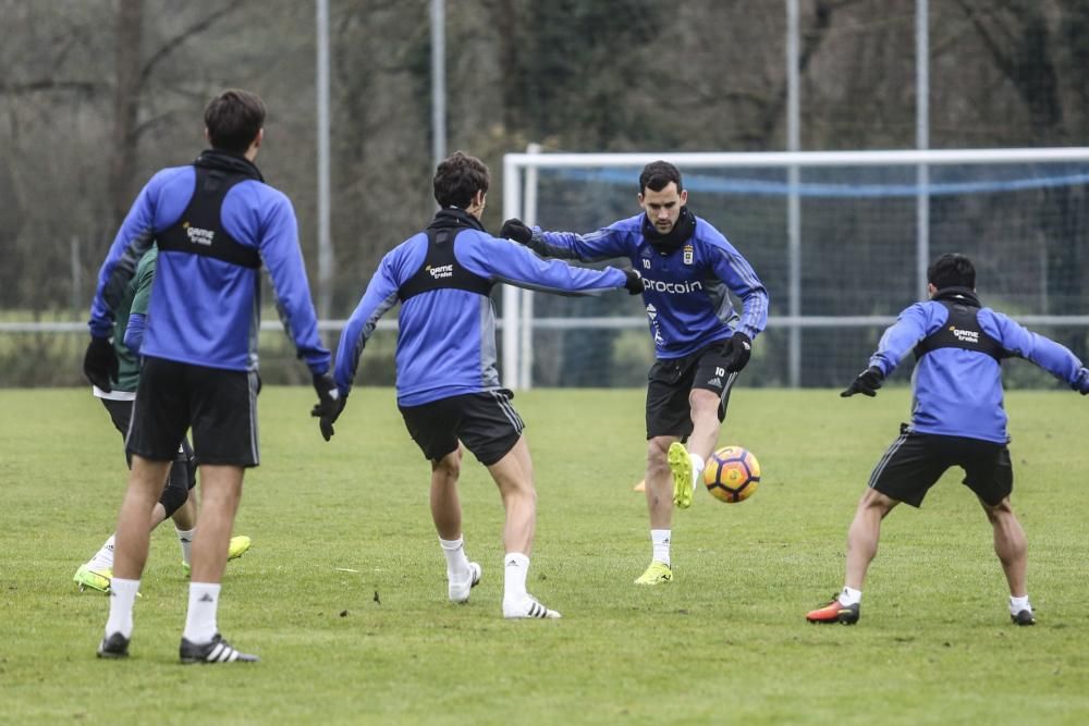 Entrenamiento del Real Oviedo a puerta cerrada en El Requexón.