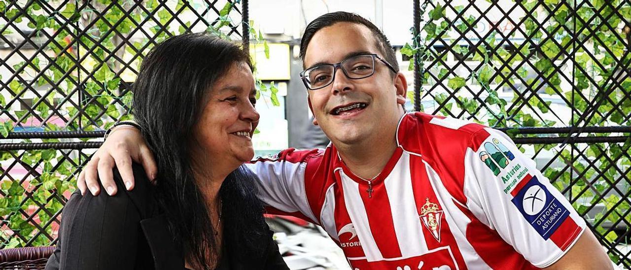 Germán Fernández, abrazando a su madre, Yolanda Fernández, ayer por la mañana, en una terraza de la calle Magnus Blikstad. | Juan Plaza