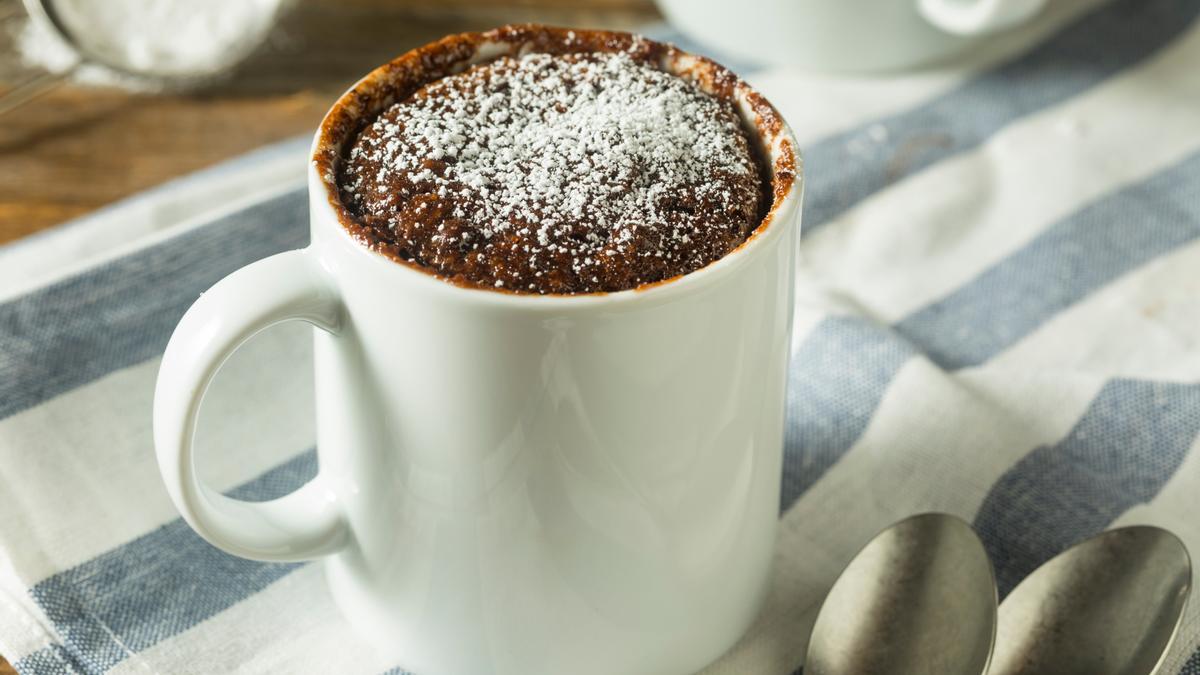 Bizcocho de chocolate en taza.