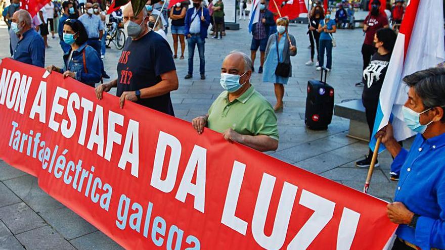 Un momento de la protesta convocada por la CIG frente al “espolio de nuestra energía”. |   //  IÑAKI ABELLA