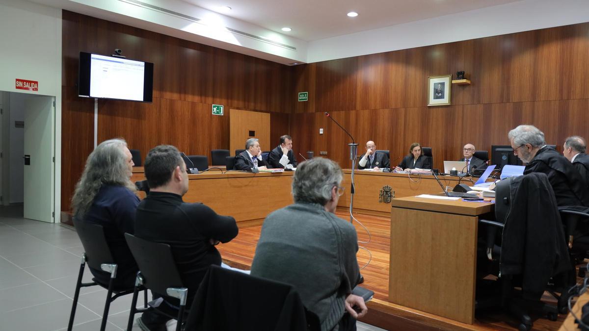 Juan Carlos S. A., Jesús Ángel S. A. y Alfonso M. C., ayer, en la Audiencia.