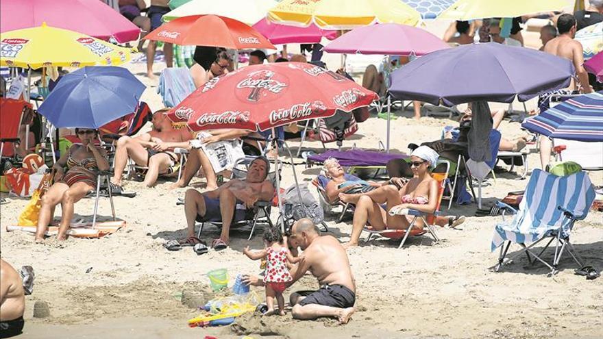 Julio frena la tendencia alcista de la atracción de turistas a Castellón