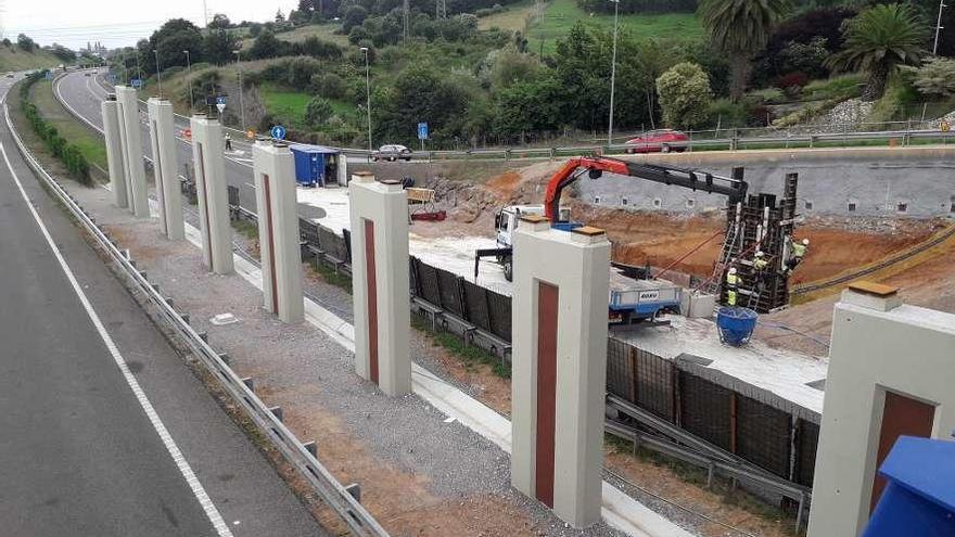 Obras de construcción de los nuevos accesos al HUCA desde la Autovía de la Industria.
