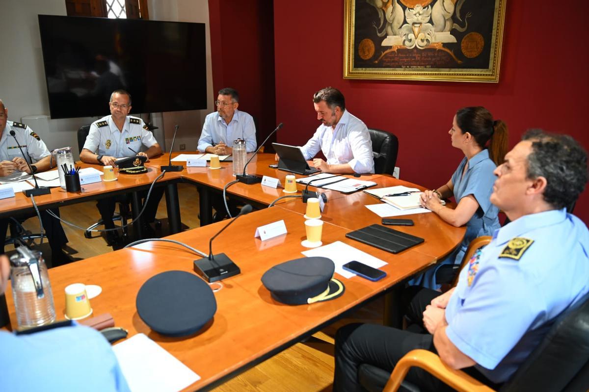 El hasta ahora comisario de la Policía Nacional en Elche, Pedro Montore (izquierda), participaba en su última Junta Local de Seguridad en la ciudad pues este lunes deja el cargo