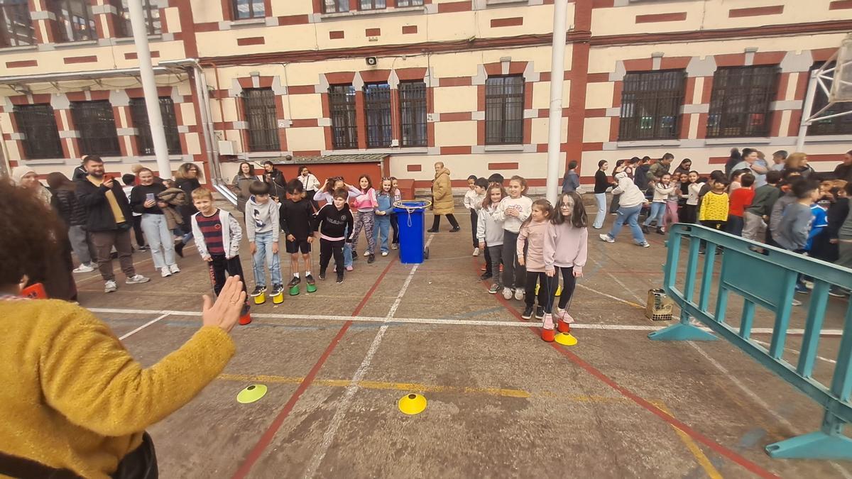 Alumnos del centro, durante la jornada de juegos.
