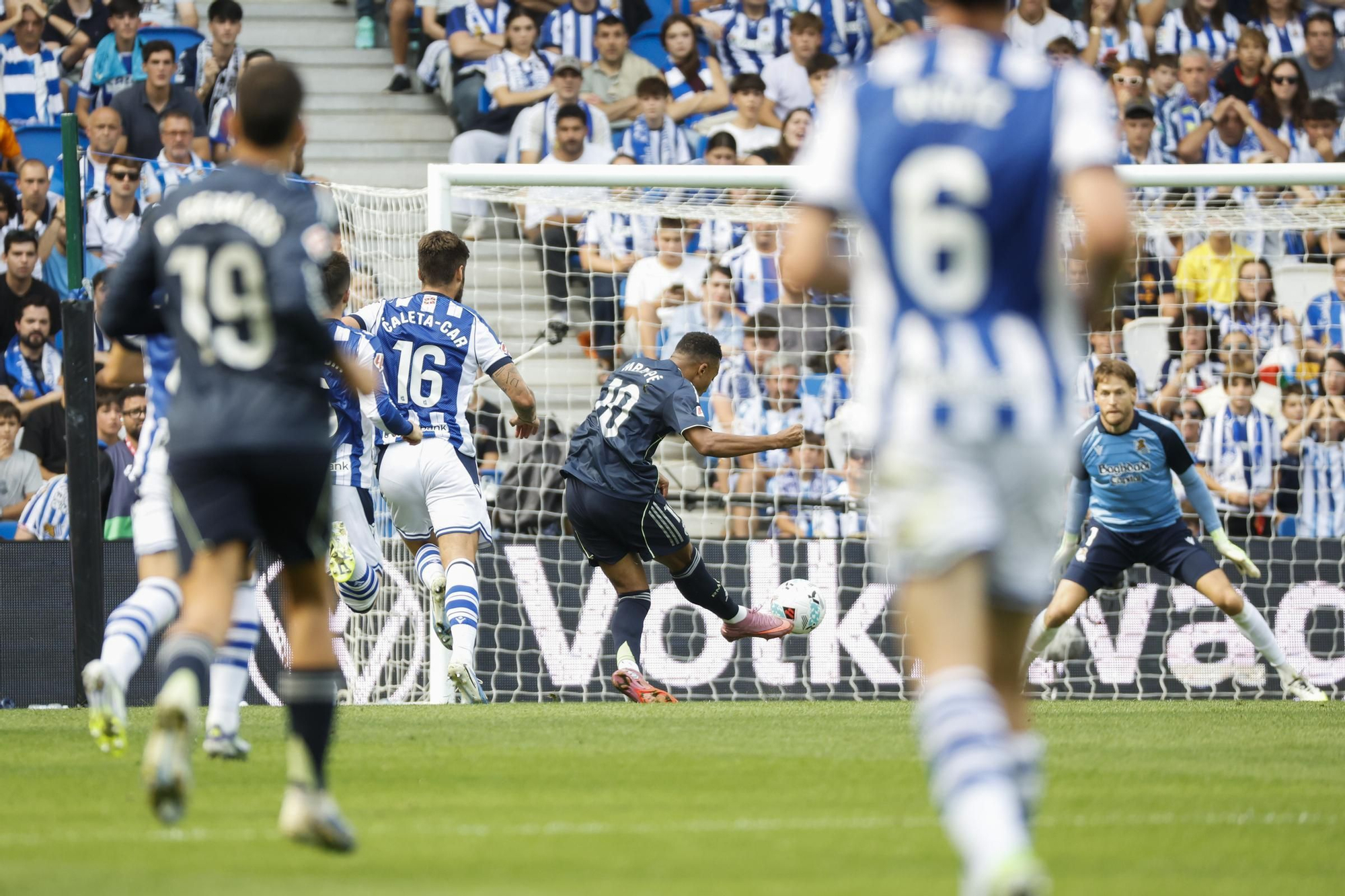 0-2. El Real Madrid, con diez, por delante al descanso en Anoeta