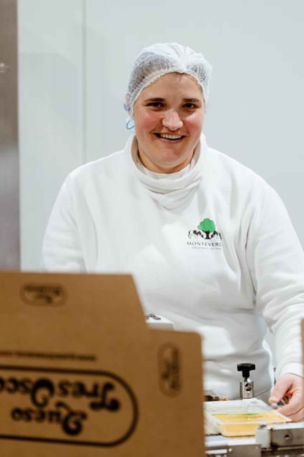 Una operaria de la empresa