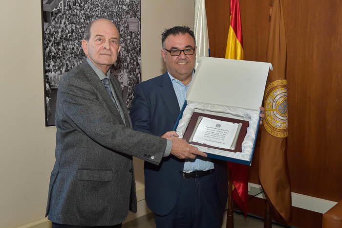 Entrega de una placa a Conrado Domínguez, en el ...