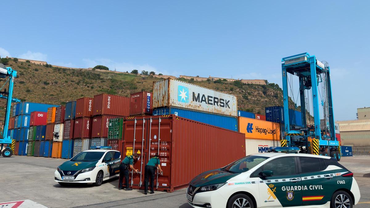 La Guardia Civil inspecciona contenedores en el puerto de Barcelona