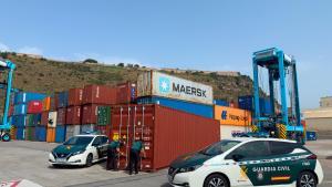 La Guardia Civil inspecciona contenedores en el puerto de Barcelona