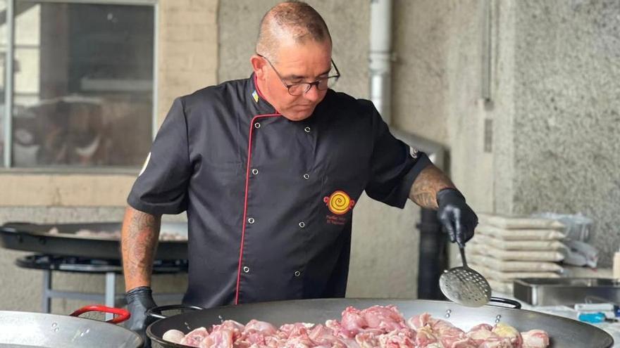 Sergi Canet elabora una paella.