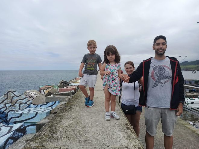 Laura Mamblana y Javier Lozano, con sus hijos Jared y Keyra, en “Los Cubos de Llanes”.