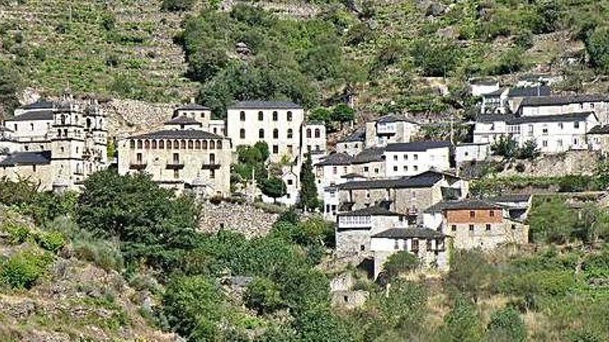 Vista del santuari i del poble, encaixat a la muntanya