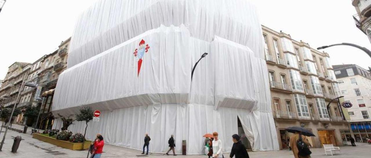 El edificio del Celta en la calle Príncipe, envuelto en una lona con el escudo celeste. // Ricardo Grobas