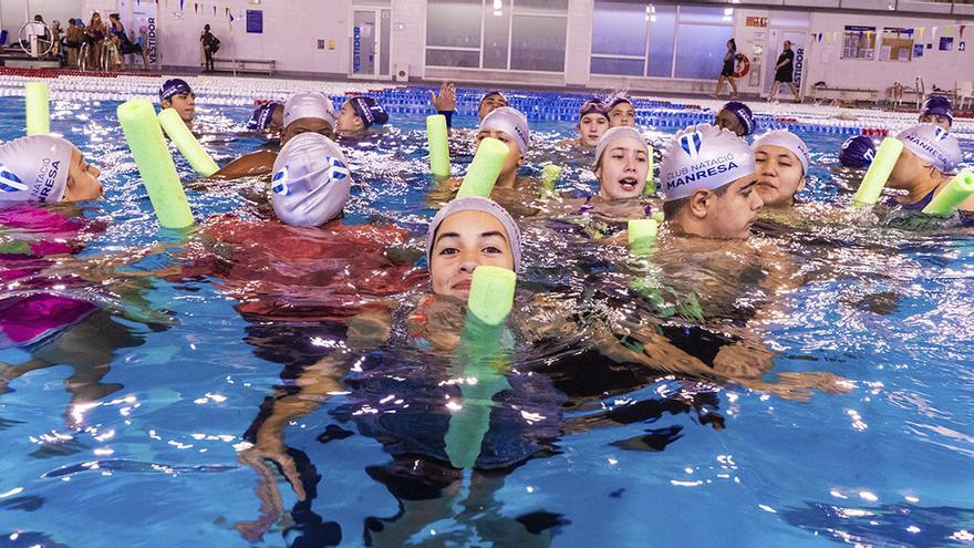 Infants i adolescents del projecte Cap nen sense nedar es retroben cada divendres a les Piscines Municipals de Manresa