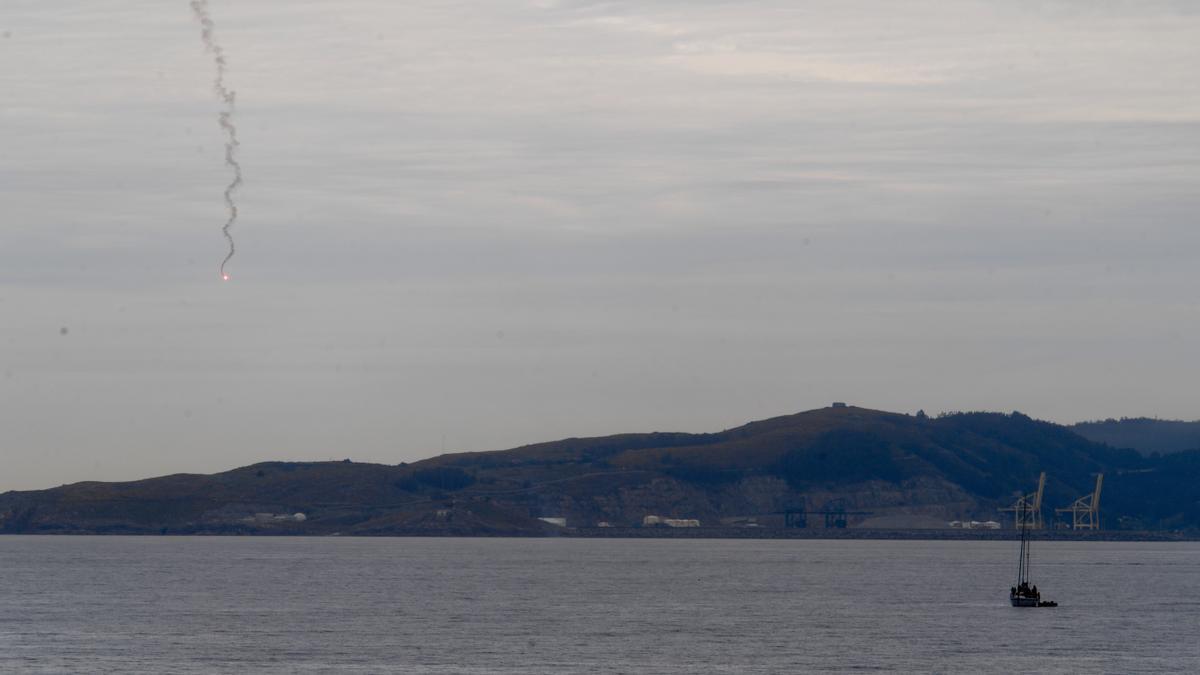 Bengala lanzada desde una embarcación, hoy, en A Coruña.