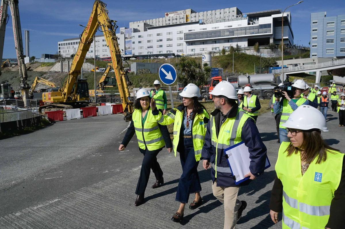 Visita de la conselleira de Vivenda, María Martínez Allegue, a las obras de derribo del viaducto sobre A Pasaxe este miércoles.