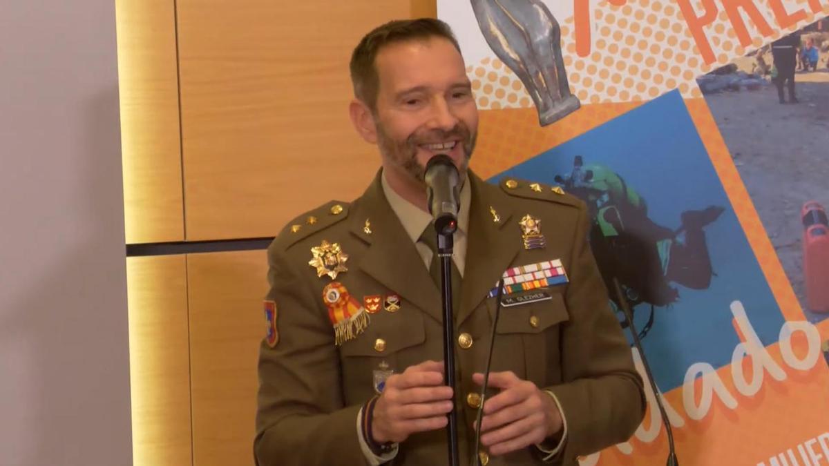 Un teniente coronel sorprende cantando a la ministra Robles en la clausura unos premios de las Fuerzas Armadas