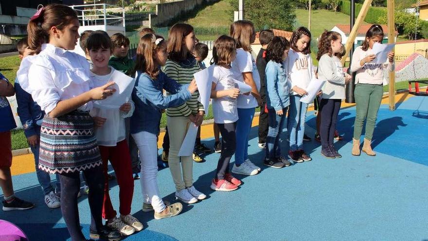 Ángela Muñiz, Paula Gutiérrez, Adriana Torres, Llara Gutiérrez, Lucía Andrés, Candela García, María Parra, Salma Aparicio, Eva Belmonte y Naia García, ayer, durante la lectura del día internacional de la niña en el parque del Carbayo.