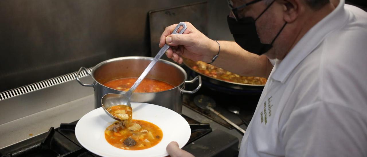 Ximo Abril, presidente de la Asociación Gastronómica de Vila-real, prepara la olla en su restaurante, Birbar.