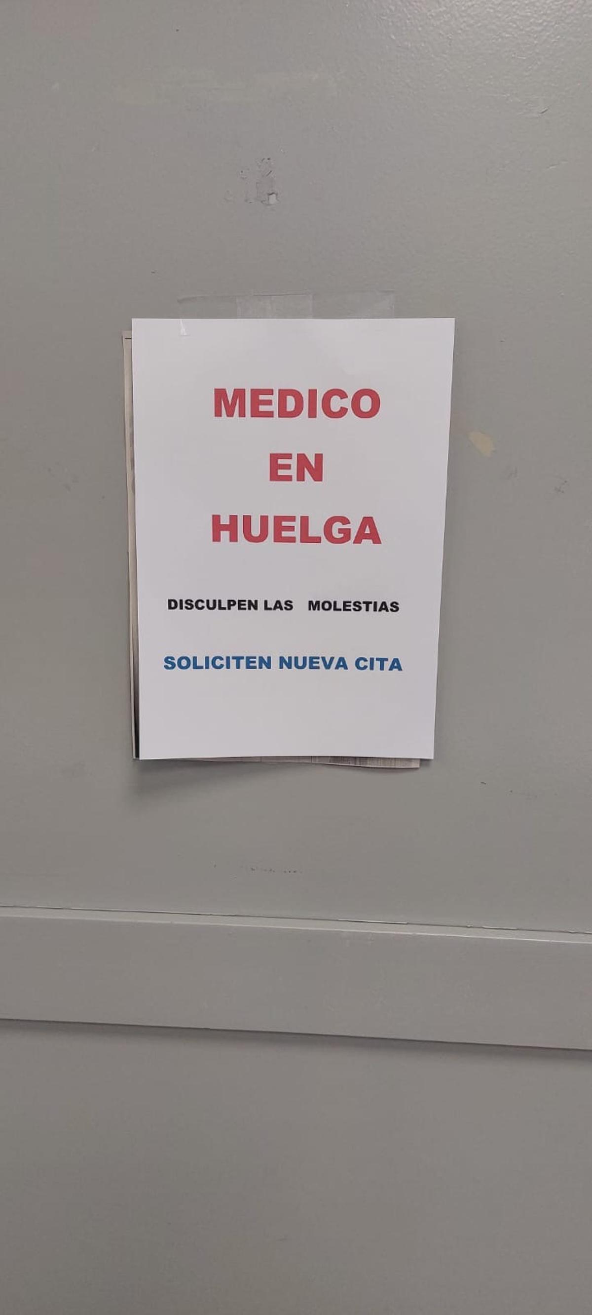 Cartel de huelga en el centro de salud Las Fuentes Norte.