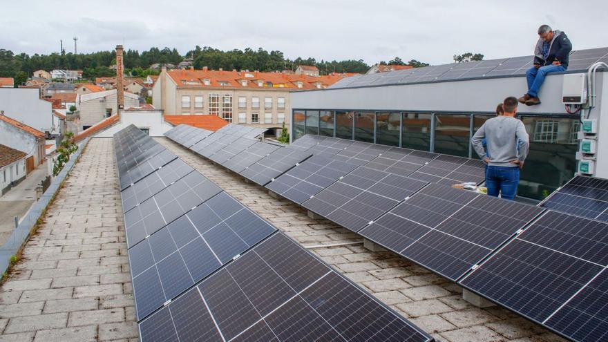 Paneles solares en el tejado del Auditorio de A Illa.