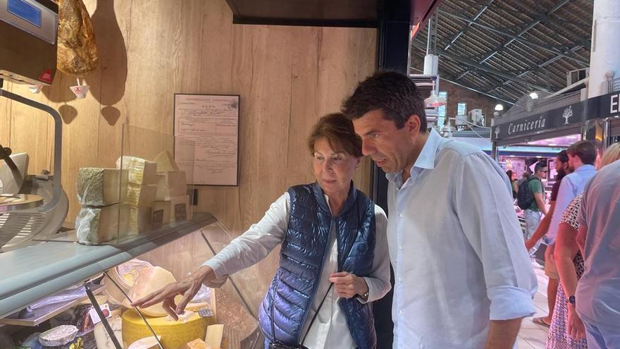 Carlos Mazón, en el mercado de Alicante con su madre