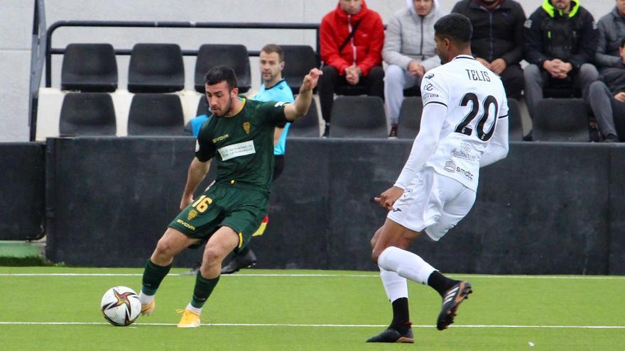 Carlos Puga, jugador del Córdoba CF, centra ante la oposición de Telis, central del AD Ceuta, este domingo, en el Alfonso Murube.