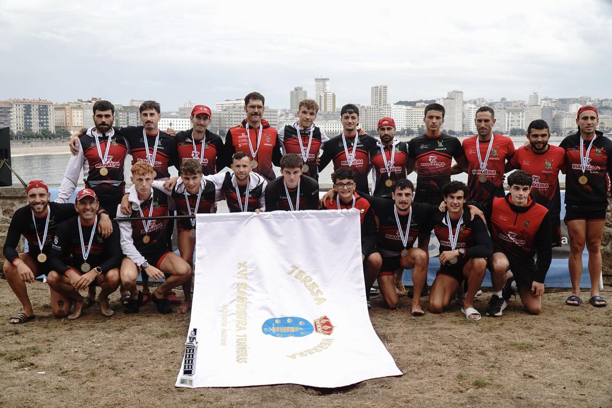 El CR Cabo da Cruz, en la categoría masculina, y el CR Salgado-Perillo, en la femenina resultaron ganadores del Trofeo Teresa Herrera de Traineras disputado este fin de semana en la ensenada del Orzán. El CR Cabo da Cruz, en la categoría masculina, y el CR Salgado-Perillo, en la femenina resultaron ganadores del Trofeo Teresa Herrera de Traineras disputado este fin de semana en la ensenada del Orzán.