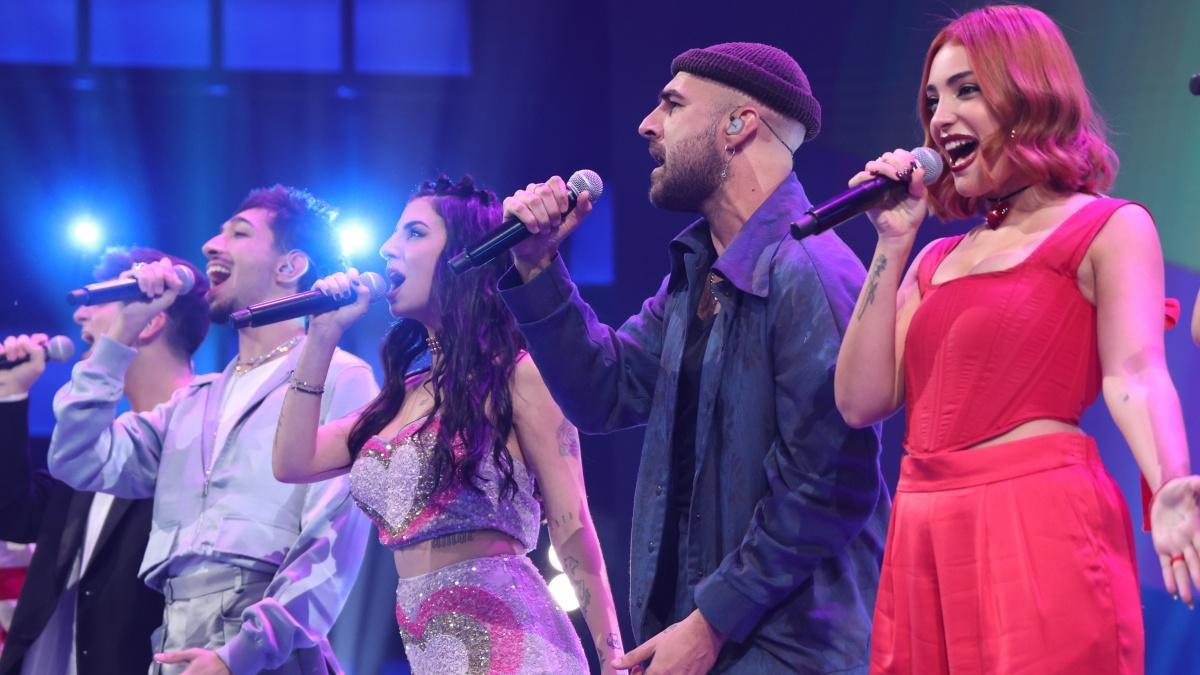 Los concursantes de 'OT 2023' cantando junto a Nil Moliner en la gala 1