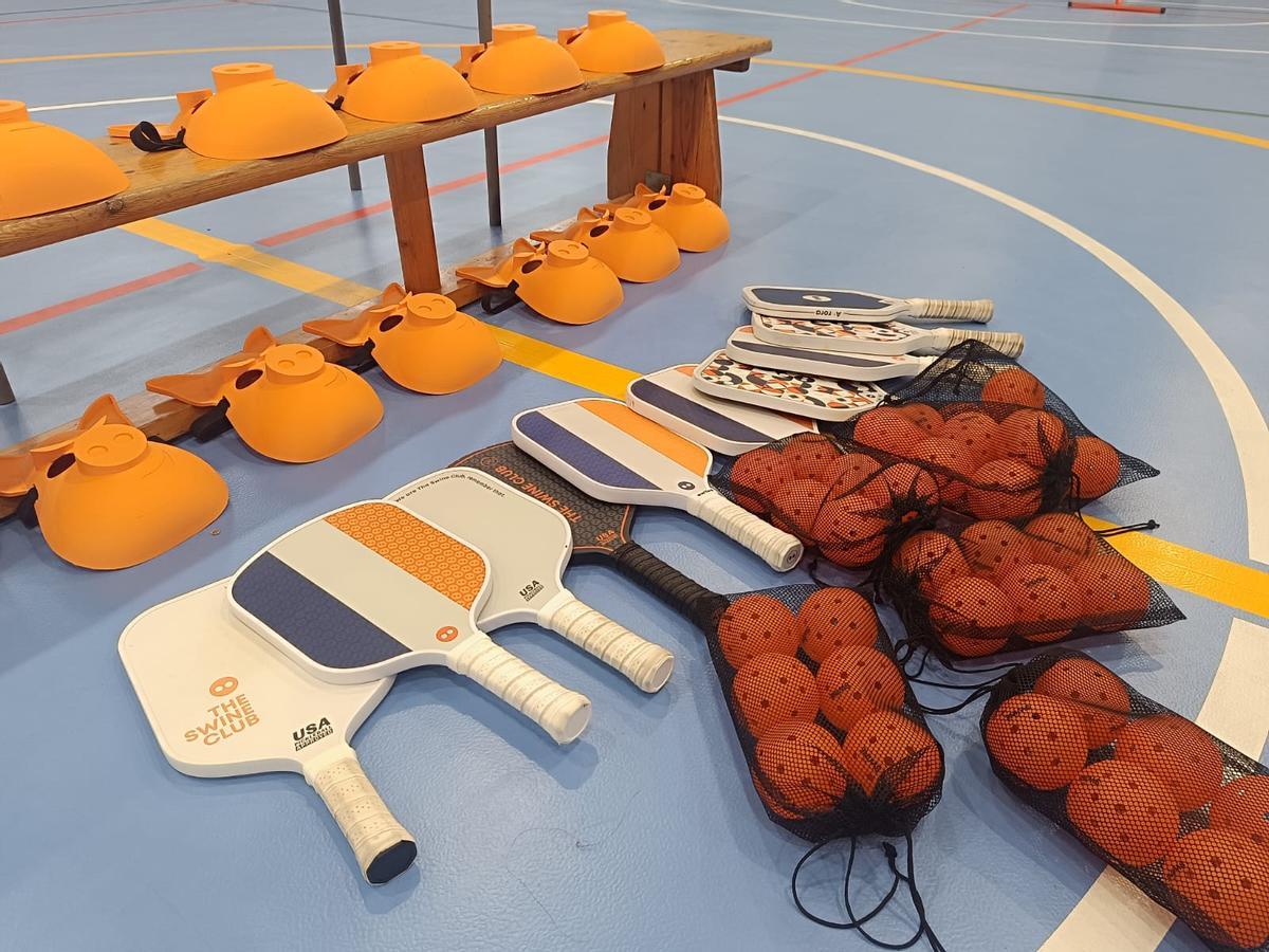 Las palas y pelotas que se utilizan en el "pickleball"