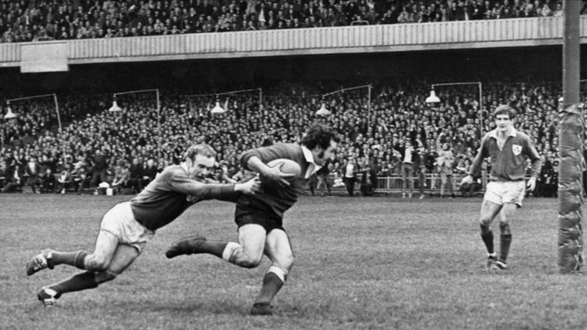 Gareth Edwards, a punto de lograr un ensayo en Cardiff durante el partido contra Irlanda que le dio a Gales la Triple Corona en 1971.