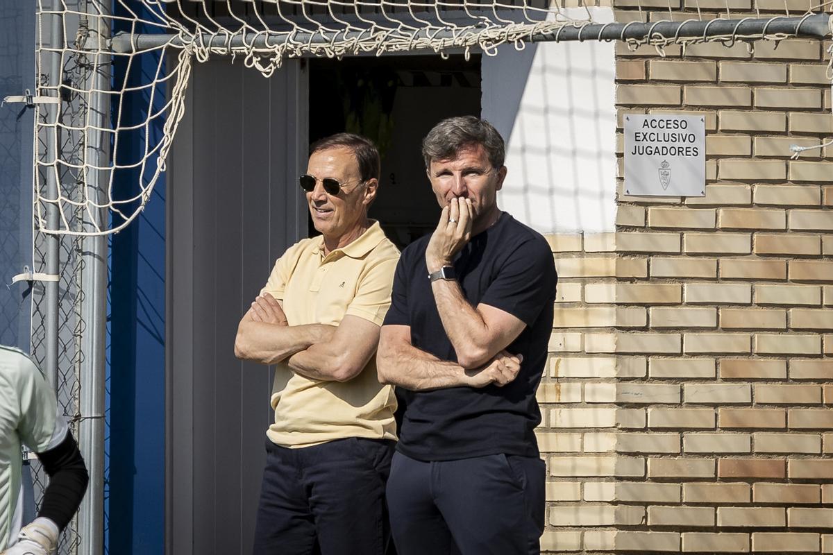 Lalo Arantegui observa un entrenamiento junto a Alberto Belsué.