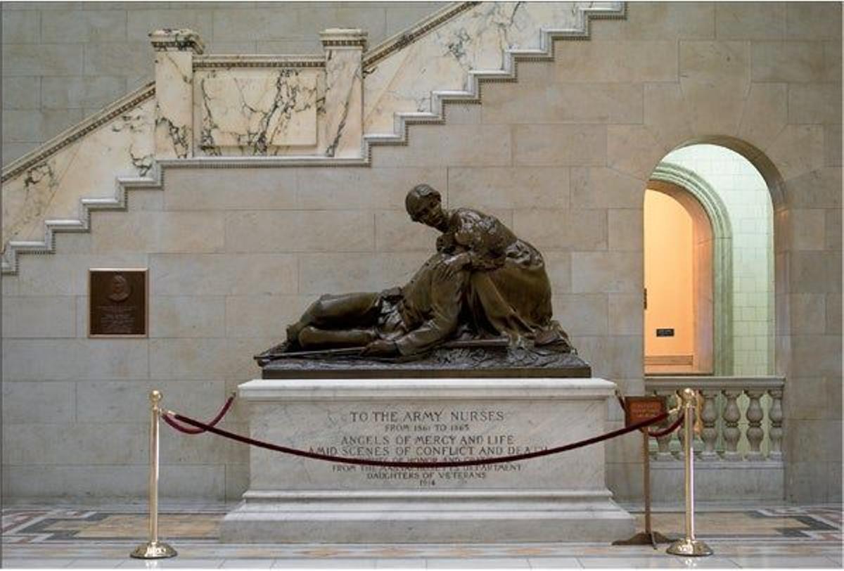 La estatua dedicada a las enfermeras del Ejército.