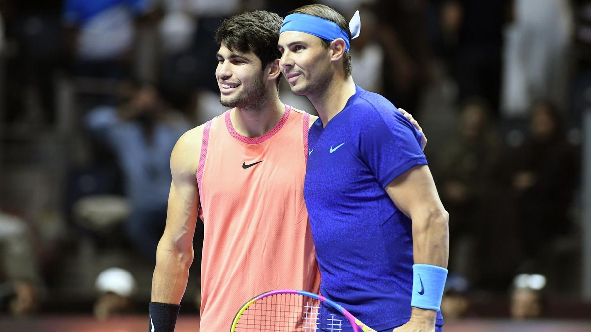 Rafael Nadal of Spain (D) y Carlos Alcaraz en el Six Kings Slam.