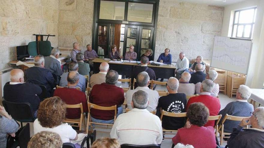 Asamblea vecinal en la Escola Vella de O Hío. // Santos Álvarez