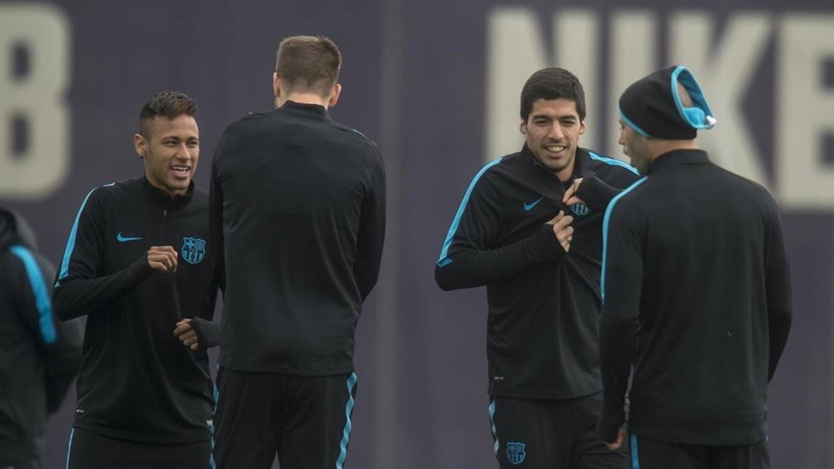 Neymar bromea con Piqué y Suarez con Mascherano, en el entrenamiento.  