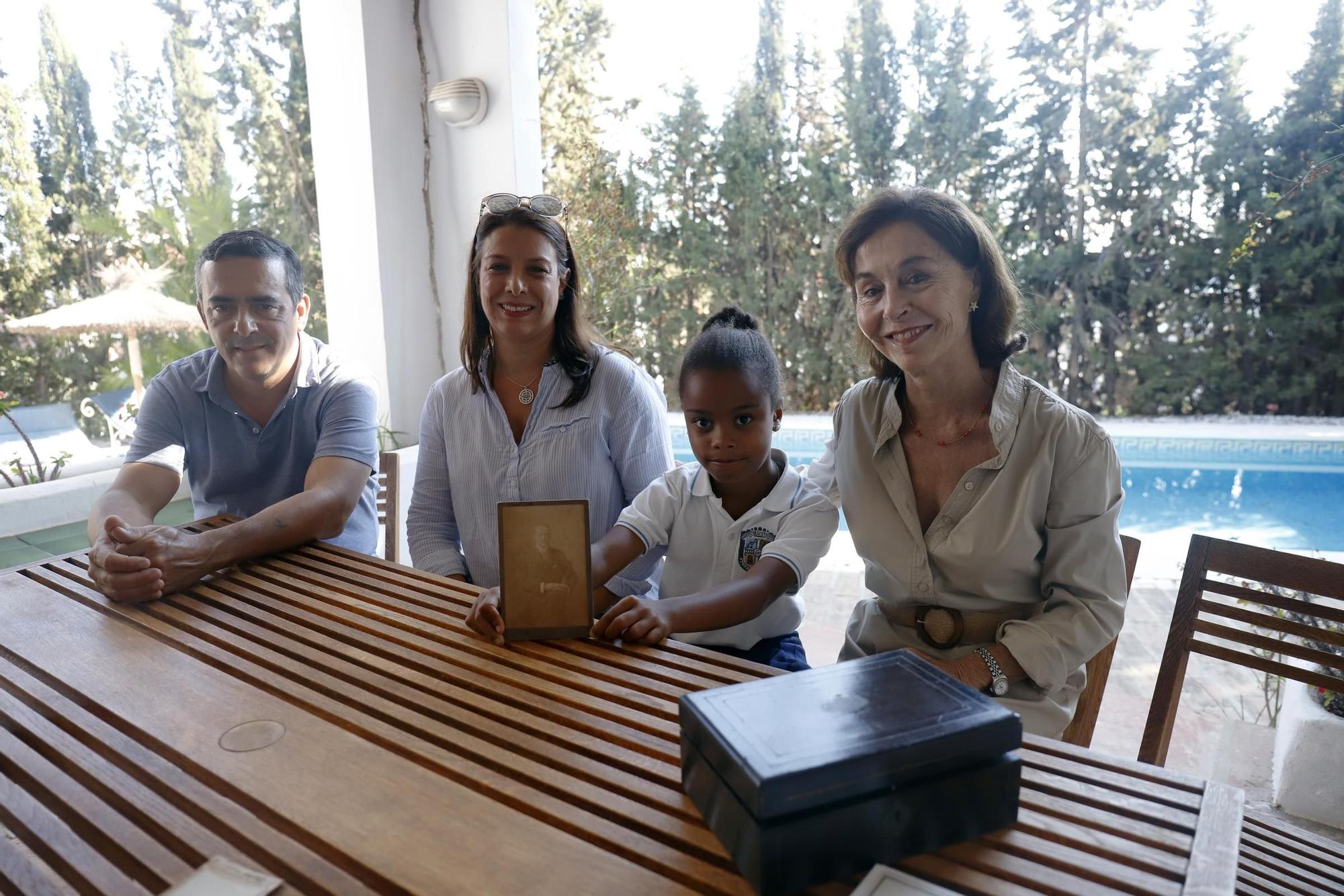 Blanca Moreno Mitjana, con su hijo Álvaro y sus sobrinas Lucía y Ofelia, con una fotografía de Rafael Mitjana Gordon.