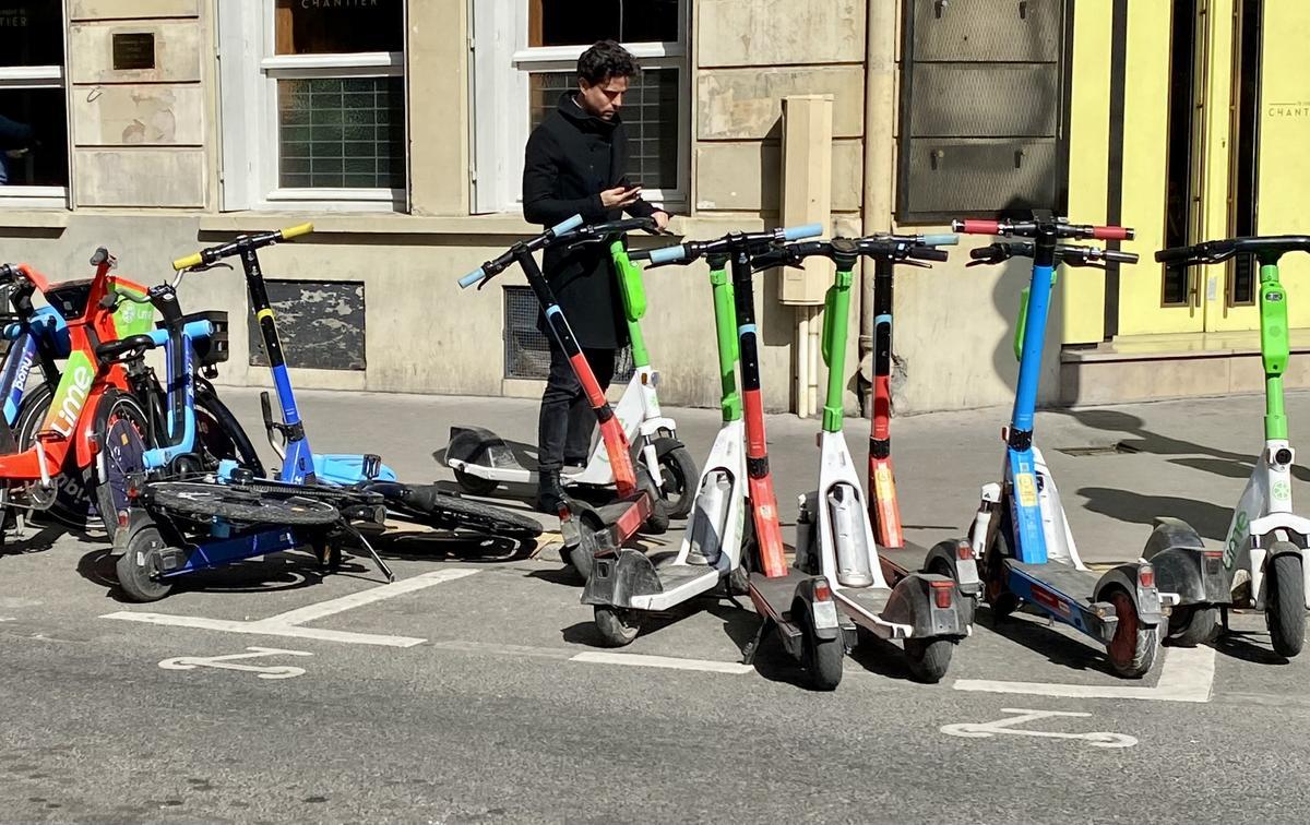 Plaza de estacionamiento reservada a patinetes compartidos, en una calle de París