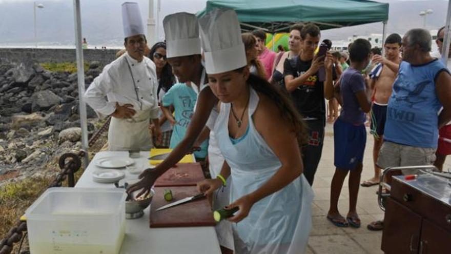 Cocina joven frente al mar de Famara