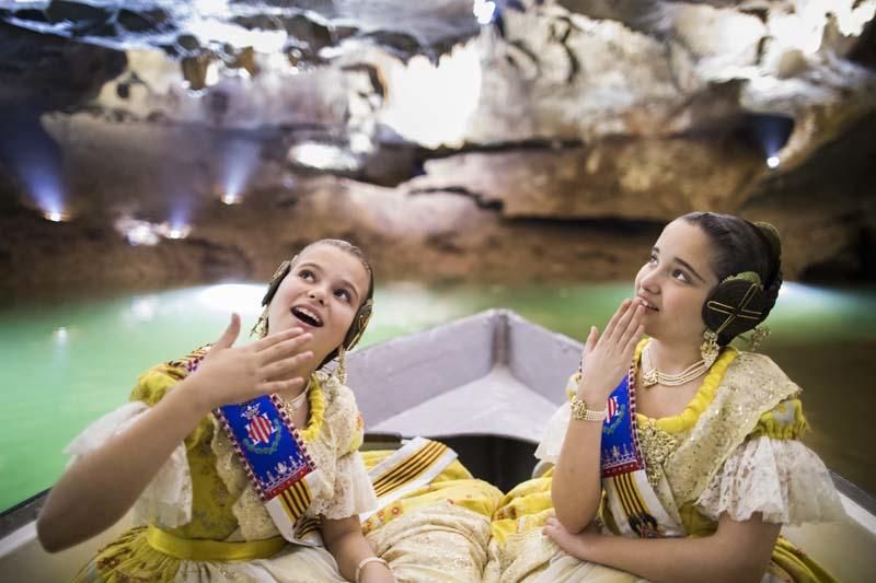 Visita de la fallera mayor infantil y la corte de honor a les Coves de Sant Josep