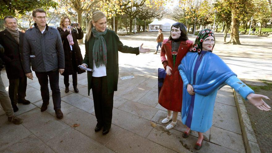 Agustín Hernández, Núñez Feijóo y Cristina Cifuentes posan con &#039;Las Marías&#039; en la Alameda compostelana.